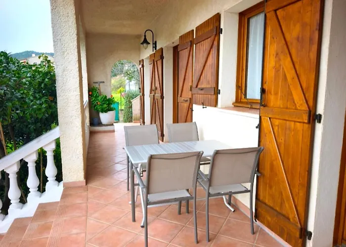 Сasa de vacaciones Charming House With Terrace And View In